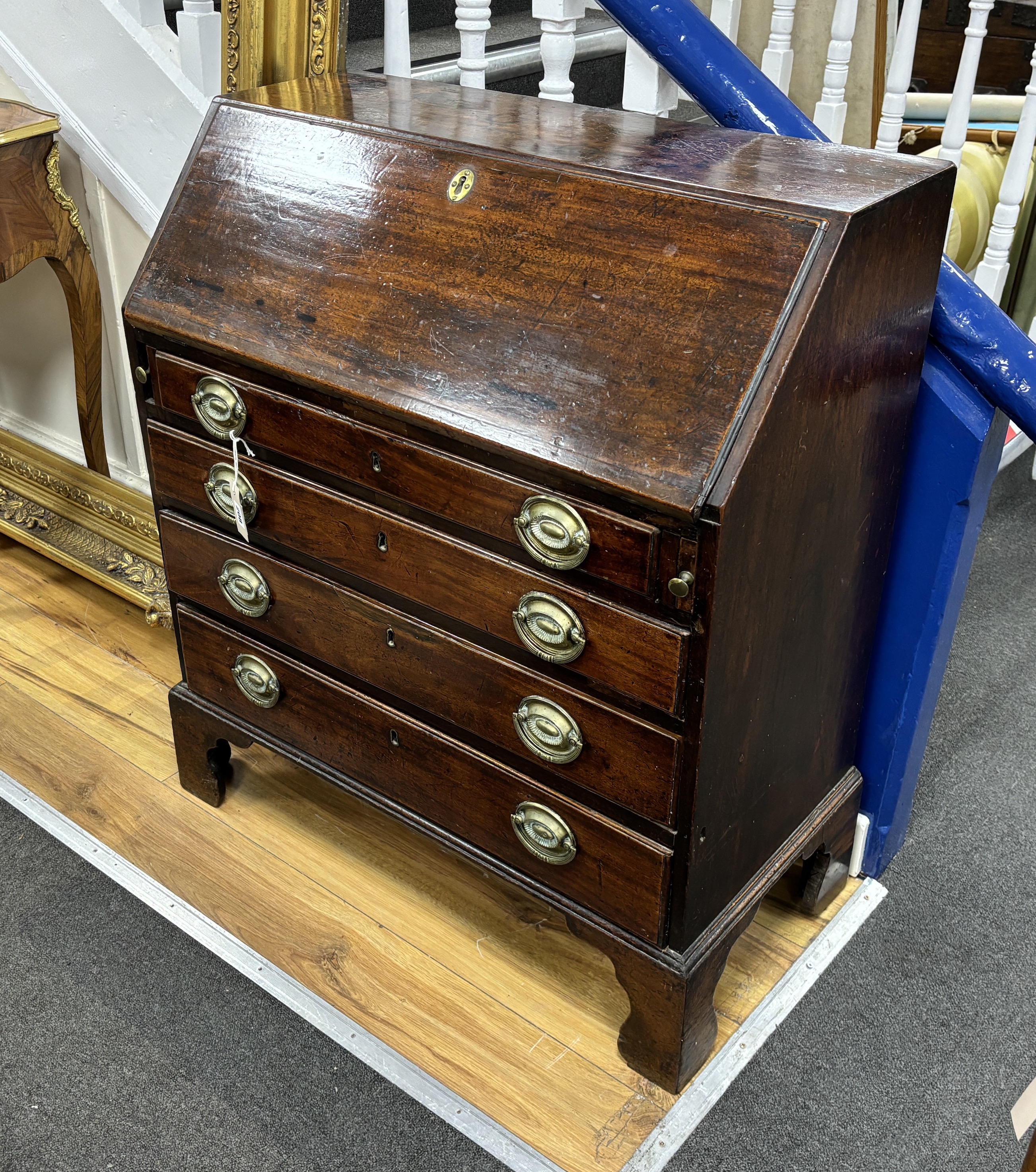 A small George III mahogany bureau, width 83cm, depth 42cm, height 95cm